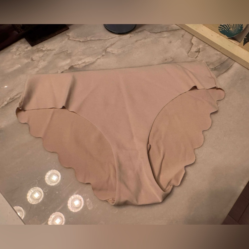 Seamless Scalloped Edge Panties - Tan LARGE